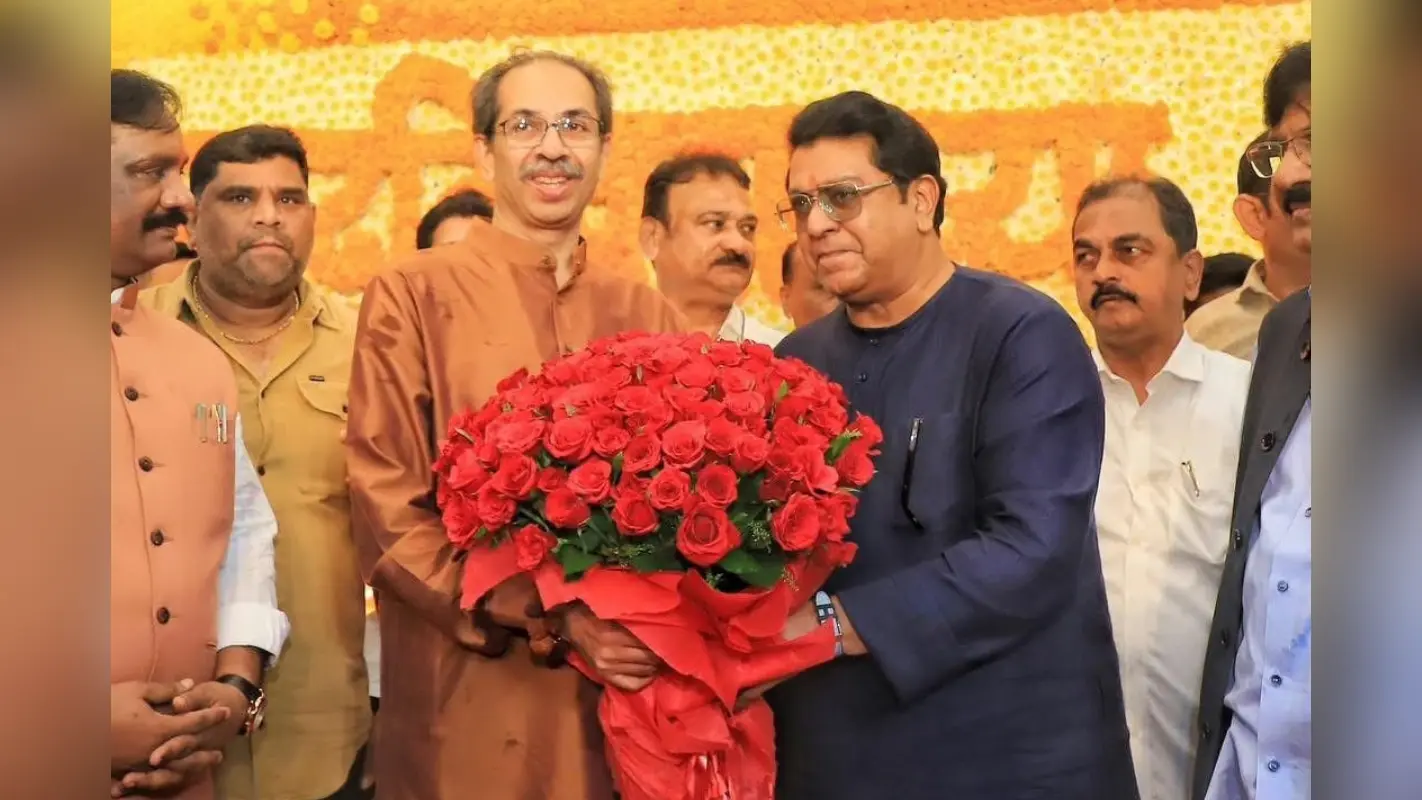 Raj-Uddhav Thakrey: उद्धव को जन्मदिन की बधाई देने मातोश्री पहुंचे राज ठाकरे, क्या यह भाईचारा है या राजनीति?
