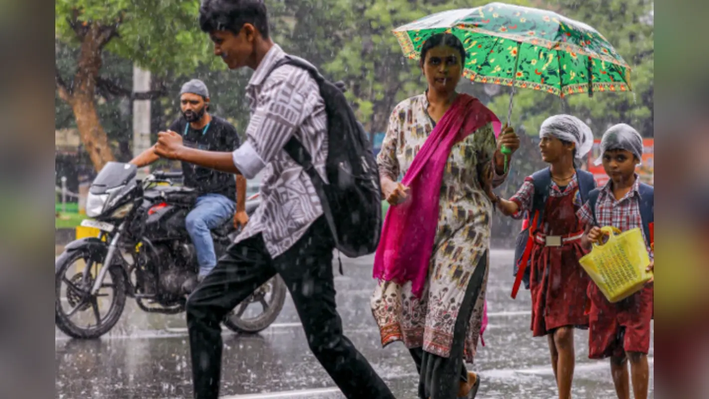 Rajasthan Weather: राजस्थान में भारी बारिश का रेड अलर्ट, स्कूलों में हुई छुट्टी