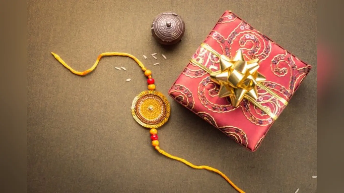 Raksha Bandhan 2025 Gift Ideas: बहन के लिए सबसे खास ट्रेंडिंग गिफ्ट आइडियाज और यादगार सरप्राइज जो दिल छू जाएं
