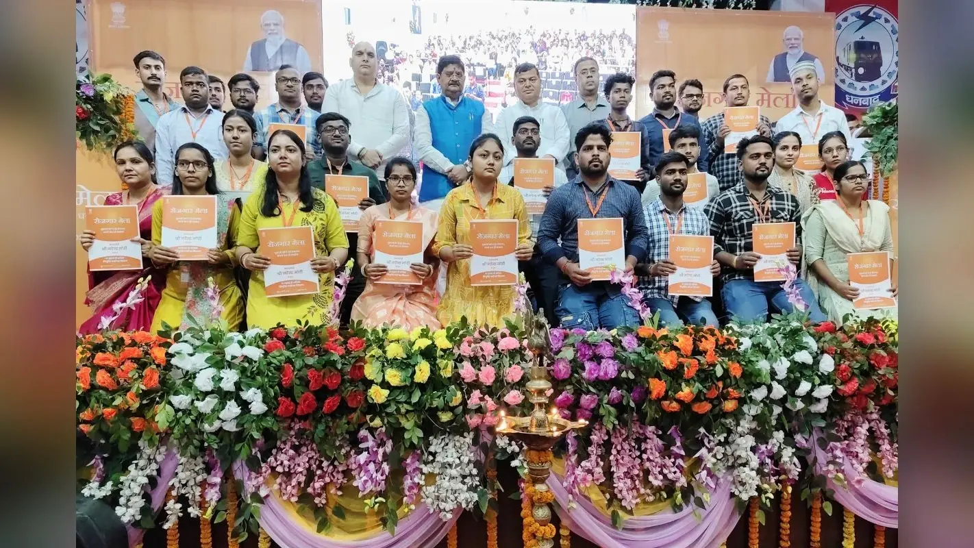 Rojgar Mela 2025: धनबाद में रोजगार मेला, 143 चयनित अभ्यर्थियों को नियुक्ति पत्र