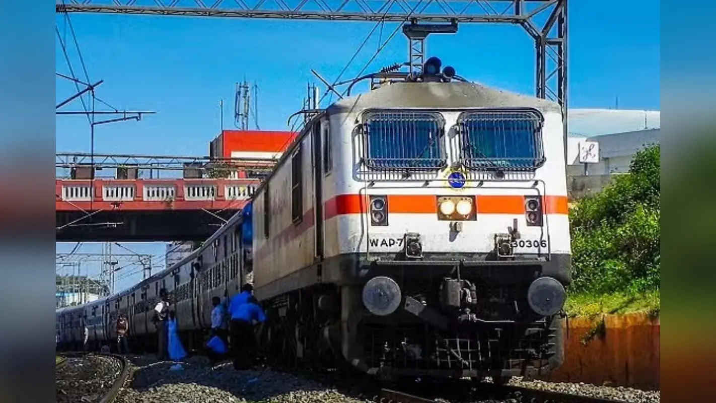 RRB Bharti 2025: रेलवे में नौकरियों की बहार! इस साल भरे जाएंगे 50,000 पद, 9,000 लोगों को नियुक्ति पत्र जारी