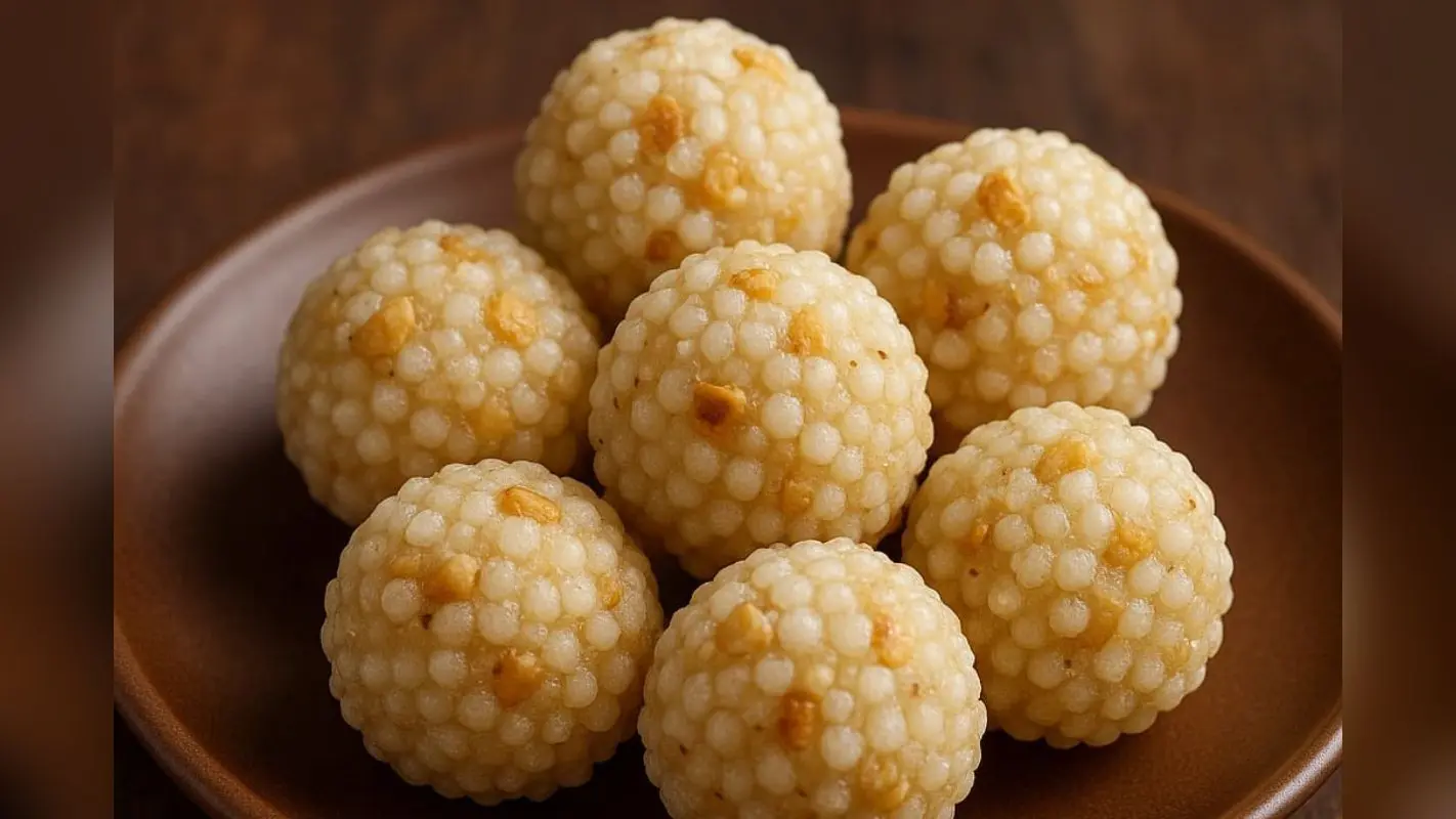 Sabudana Ladoo: व्रत में बनाएं एनर्जी और स्वाद से भरपूर साबूदाना के लड्डू