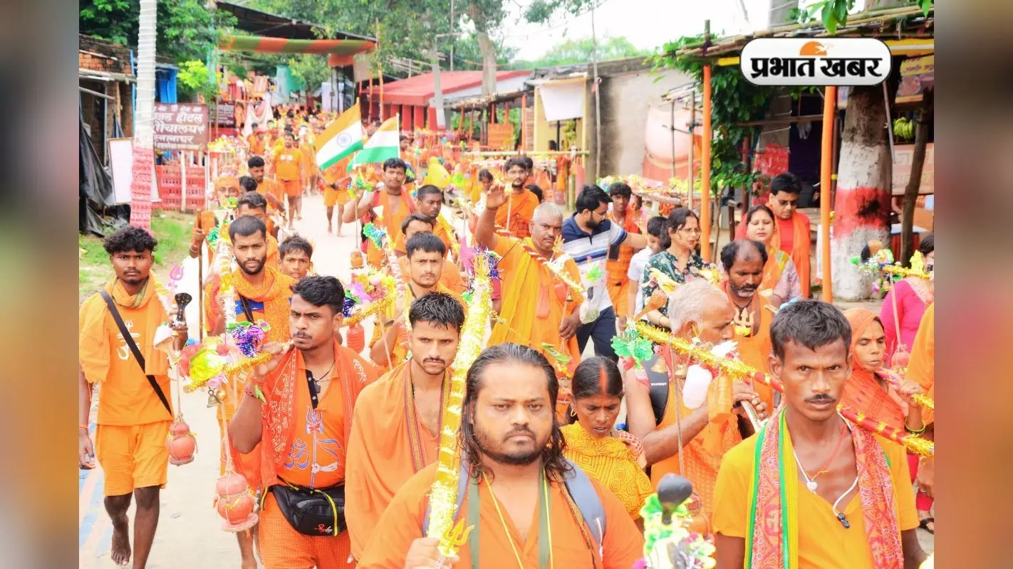 Shravani Mela 2025: कांवरिया पथ पर शिवभक्तों का रेला, बाबा मंदिर से 30 किलोमीटर दूर तक लगी भीड़