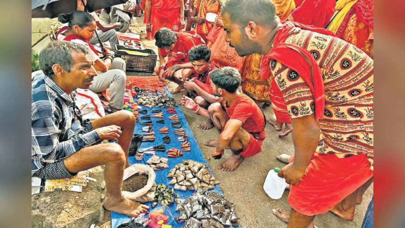 Shravani Mela: प्रशासन के आदेश की अनदेखी, खुलेआम बिक रहा गांजा, चिलम और तंबाकू