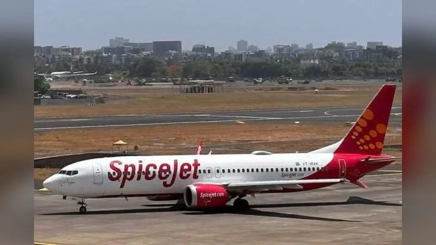 SpiceJet Flight: स्पाइस जेट विमान की खिड़की का फ्रेम हवा में उखड़ा, जानें फिर क्या हुआ?