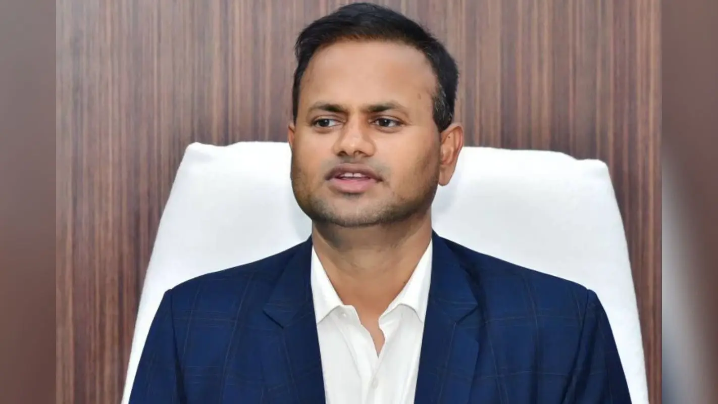 Success Story: केवल IAS ही नहीं, बल्कि दो बार Mount Everest फतह करने वाले भारत के पहले अधिकारी!
