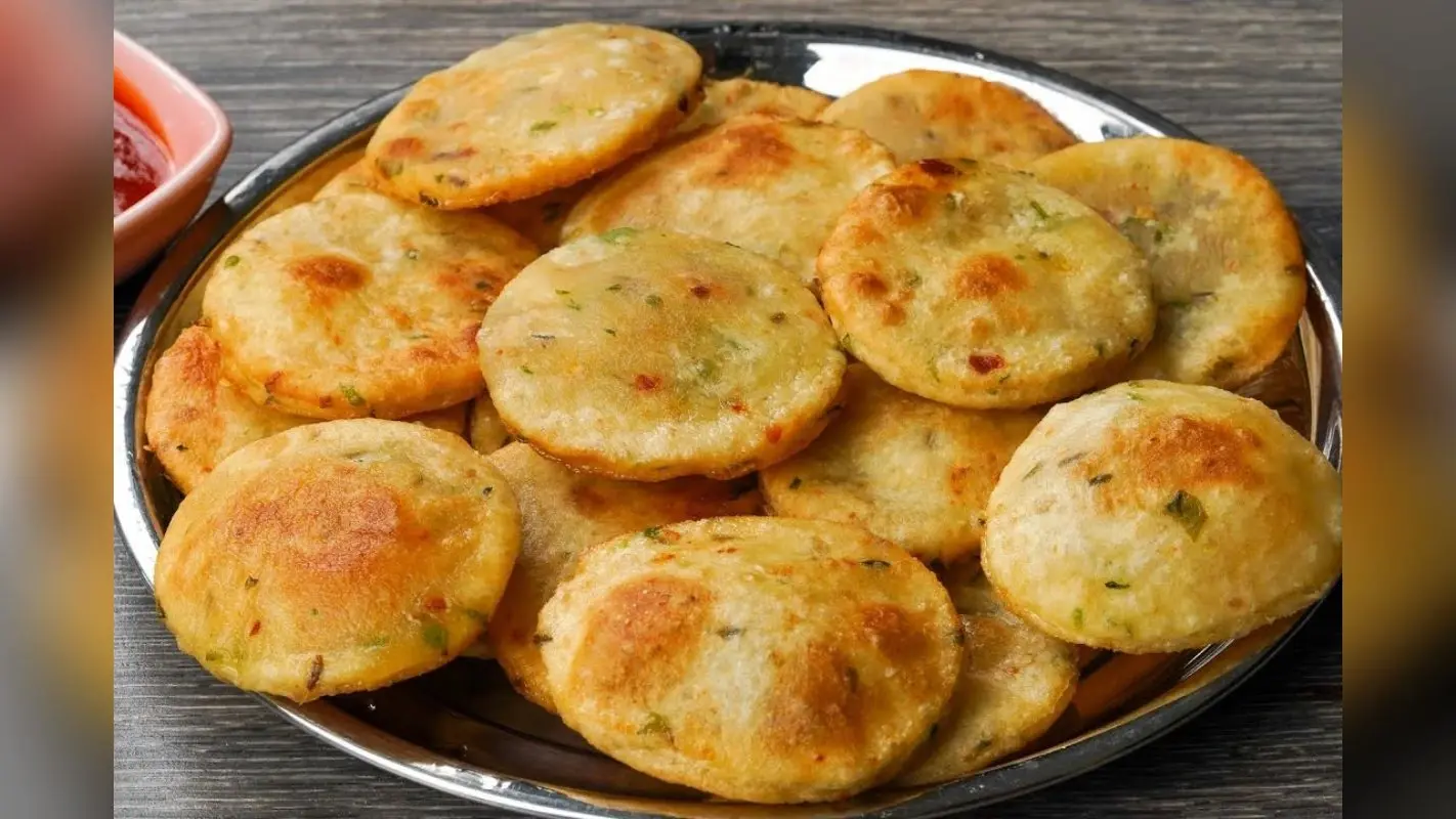 Suji Aloo Puri Recipe: टिफिन और नाश्ते के लिए जल्दी बनाएं ये कुरकुरी और लाजवाब पूरी