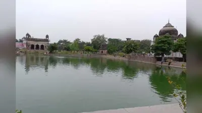 तोता, बकरी, गिलहरी और भेड़िया है लोगों का सरनेम… अनोखी परंपरा से भरा यूपी का गांव