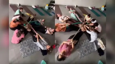 WATCH: आंटियों का देसी जुगाड़ मचा रहा धमाल, सोशल मीडिया पर छाया दुपट्टा वर्कआउट