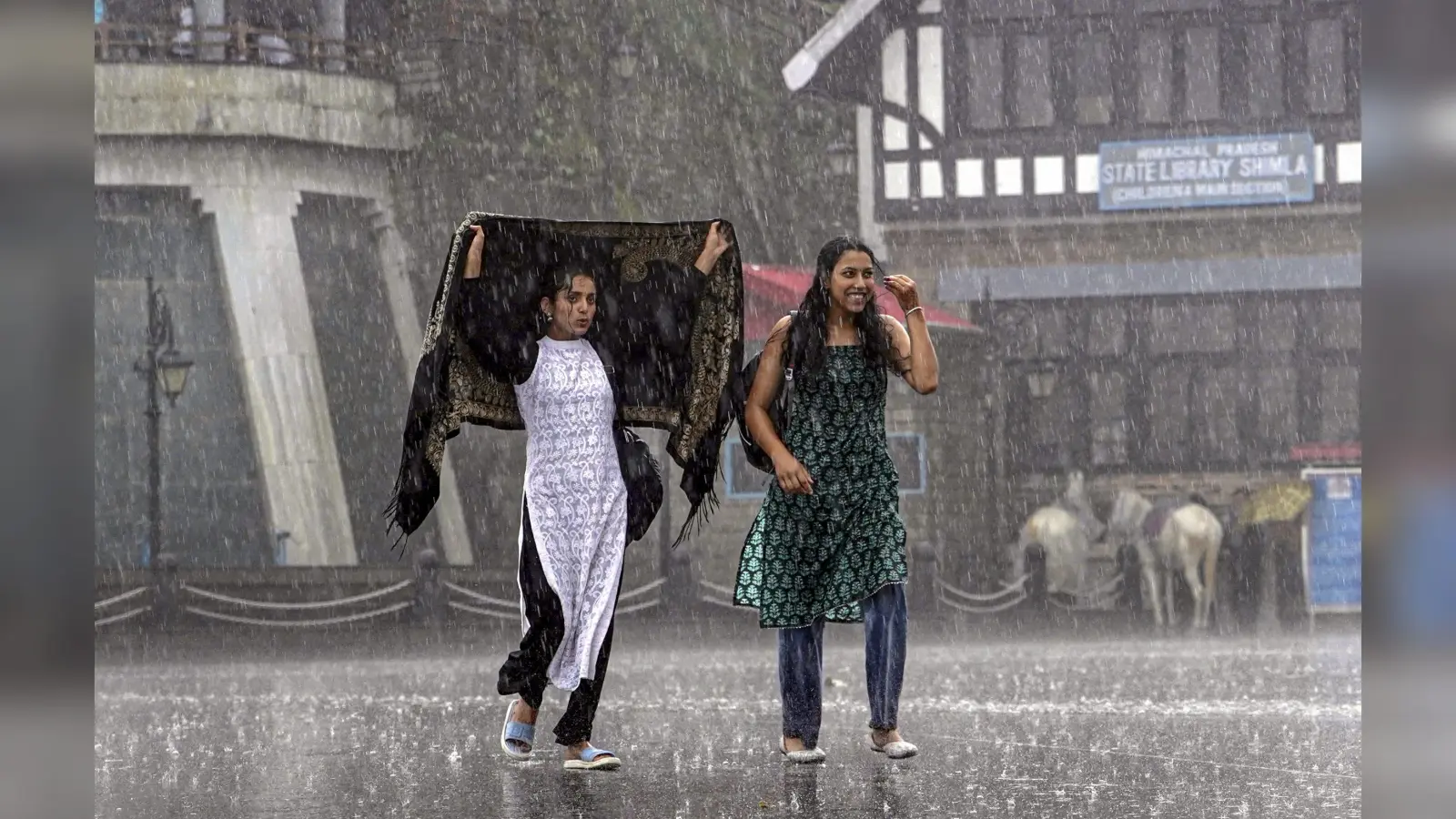 Bihar Weather: दो दिनों की बारिश में तैरने लगा पटना, बिहार के जमुई, नवादा समेत 7 जिले में येलो अलर्ट