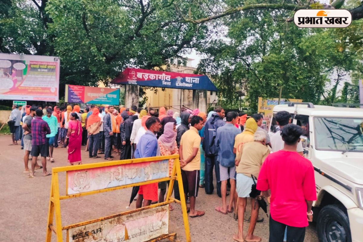 बड़कागांव थाना के बाहर ग्रामीणों का हंगामा, मामला दर्ज करने पर शुरू किया ‘जेल भरो आंदोलन’