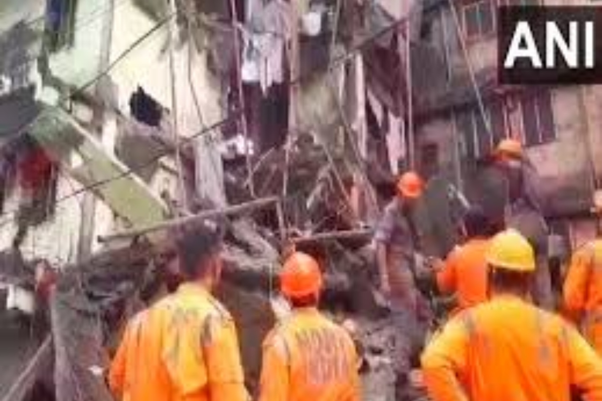 विरार में 4 मंजिला इमारत का हिस्सा गिरा, 15 की मौत, रेस्क्यू जारी