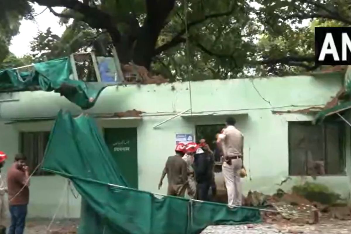 दिल्ली के हुमायूं मकबरे में बड़ा हादसा, गुंबद का एक हिस्सा ढहा, 5 की मौत, कई घायल
