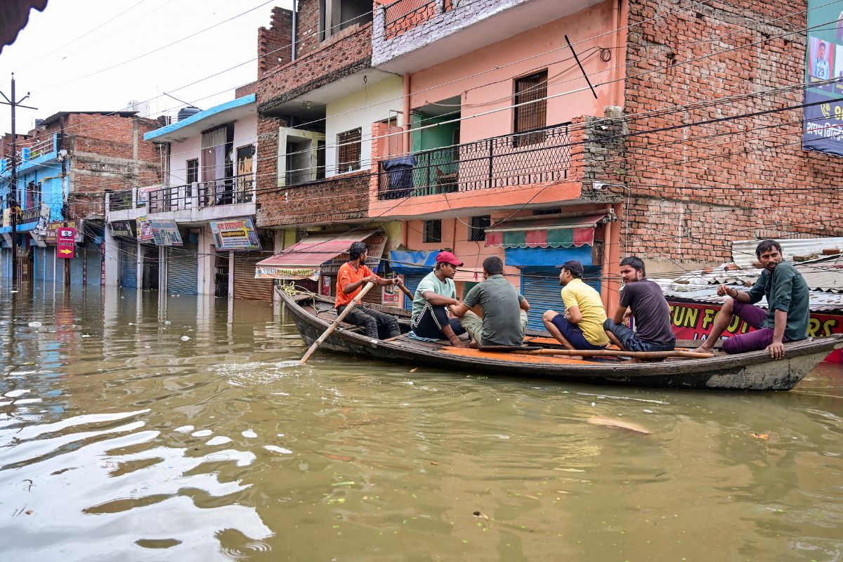 People-take-a-boat-ride-1
