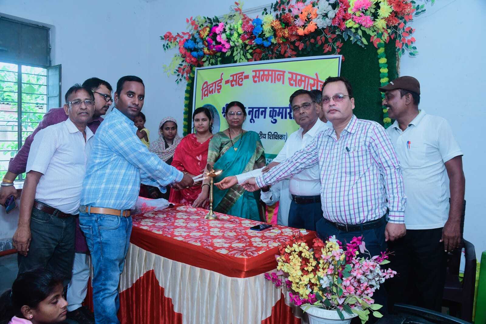 सेवानिवृति पर शिक्षिका को दी गयी विदाई