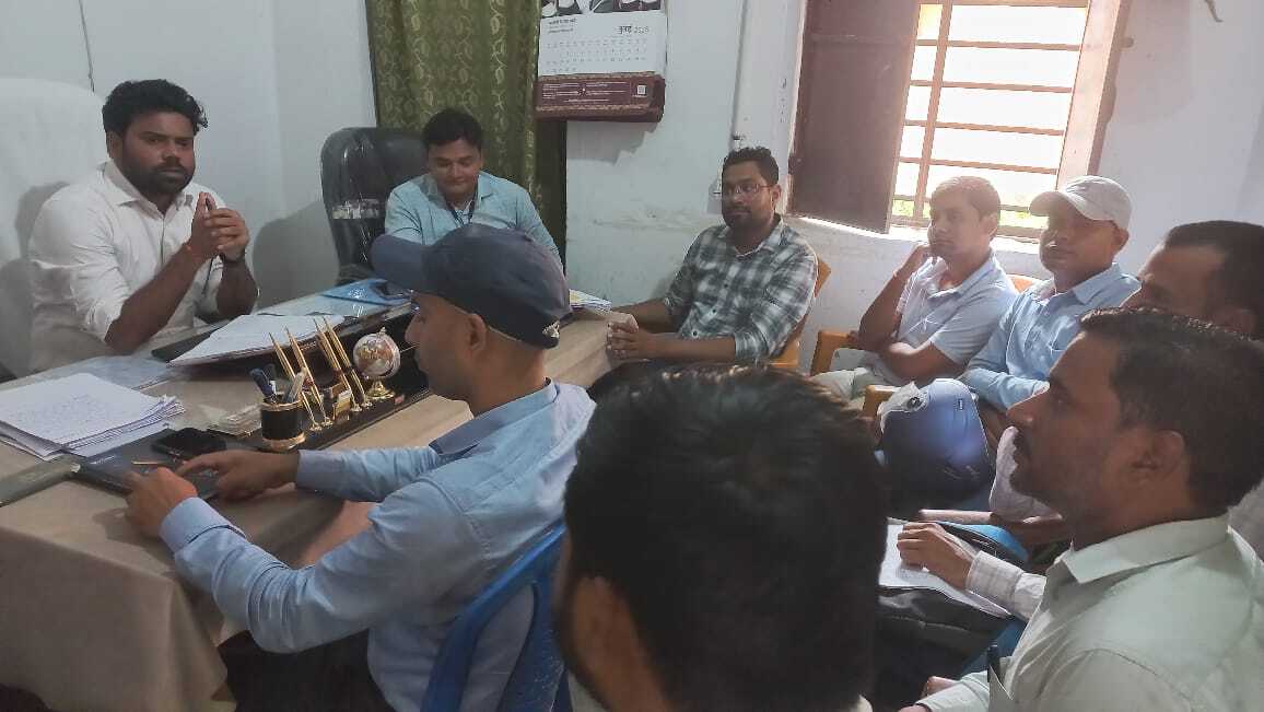 अंचल राजस्व कर्मचारी क्षेत्र में बने रहे, लंबित कार्यों का करें निष्पादन- सीओ