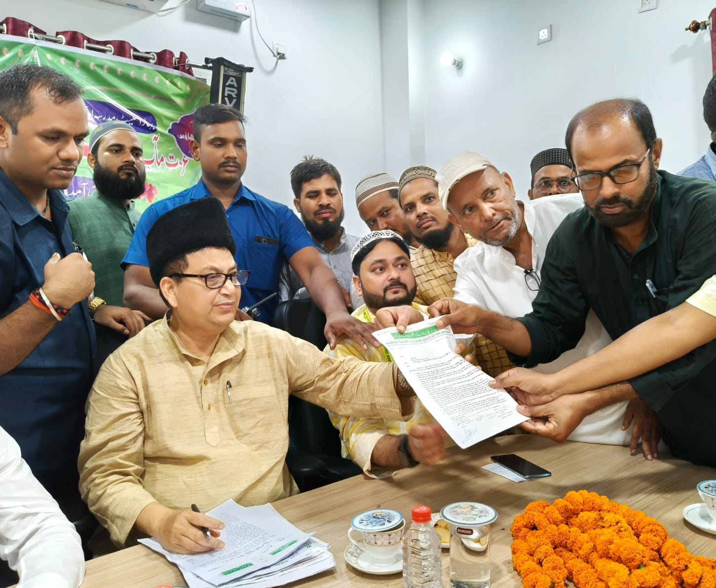 मदरसा बोर्ड के अध्यक्ष से मिलकर सौंपा ज्ञापन