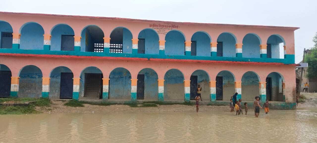 Darbhanga News: लगातार हो रही बारिश से उफनाई कमला बलान, प्रावि लक्षमिनिया में घुसा बाढ़ का पानी