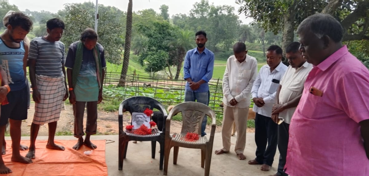 Giridih News: तीनपतली गांव में आदिवासी समाज ने की जताया शोक