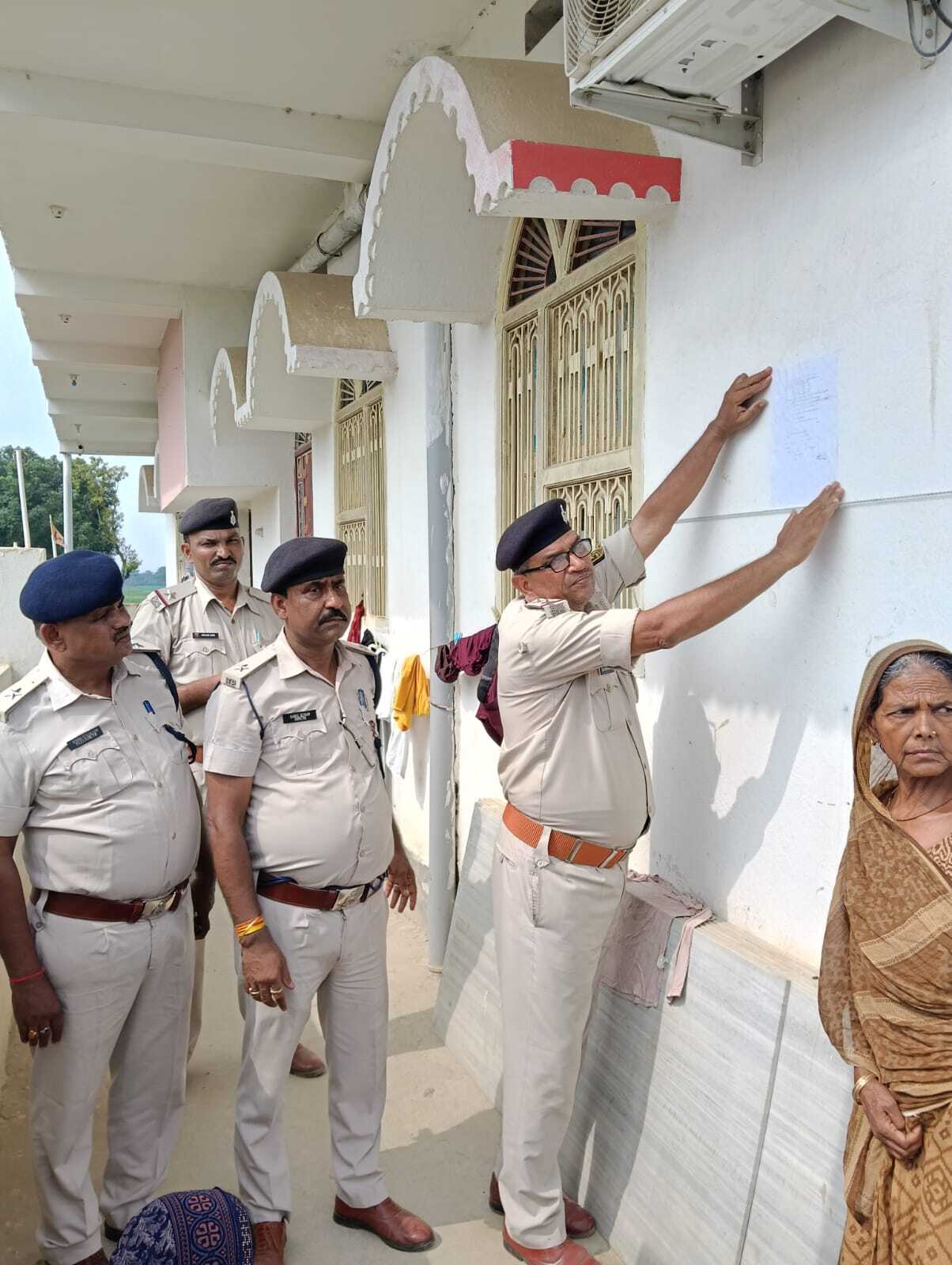 Darbhanga News: फायरिंग मामले में उप प्रमुख के पति समेत पांच आरोपितों के घर चिपकाया इश्तेहार