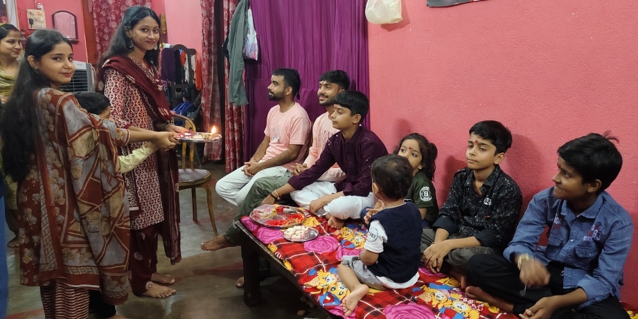 भाई की कलाई पर राखी बांध, बहनों ने रक्षा का लिया वचन