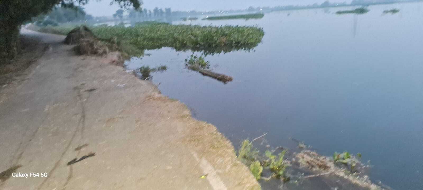 घुरना बल्थी महेशपुर सड़क सह बांध पर बढ़ा कटाव का खतरा