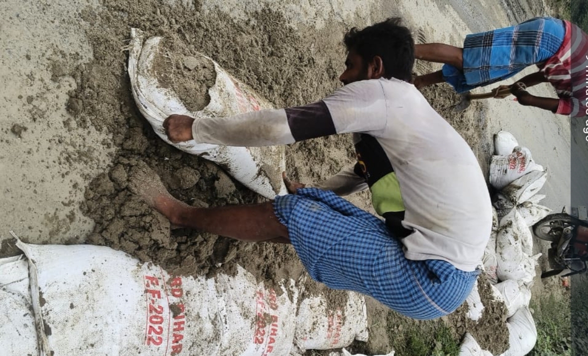 फटी पुरानी बोरियों से रेनकट की मरम्मत, आक्रोश