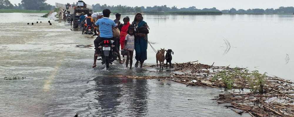 बाढ़ पीड़ित सरकारी राहत सुविधा का कर रहे इंतजार