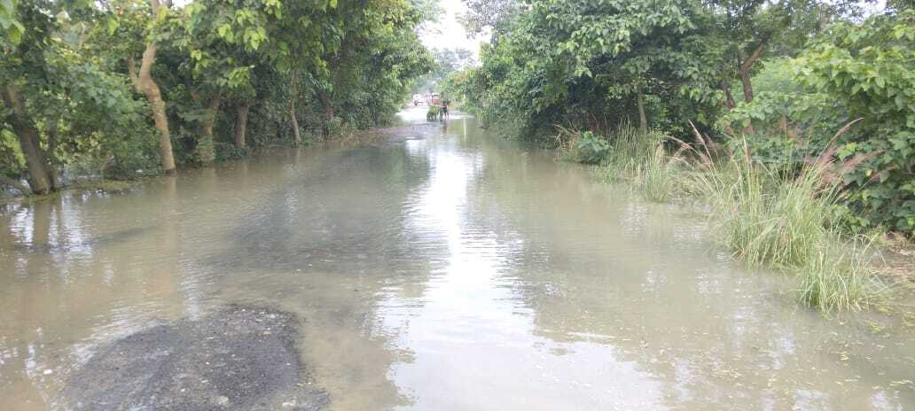 गंगा नदी का जलस्तर बढने से मनिहारी-अमदाबाद मुख्य सड़क पर चढ़ा बाढ़ का पानी