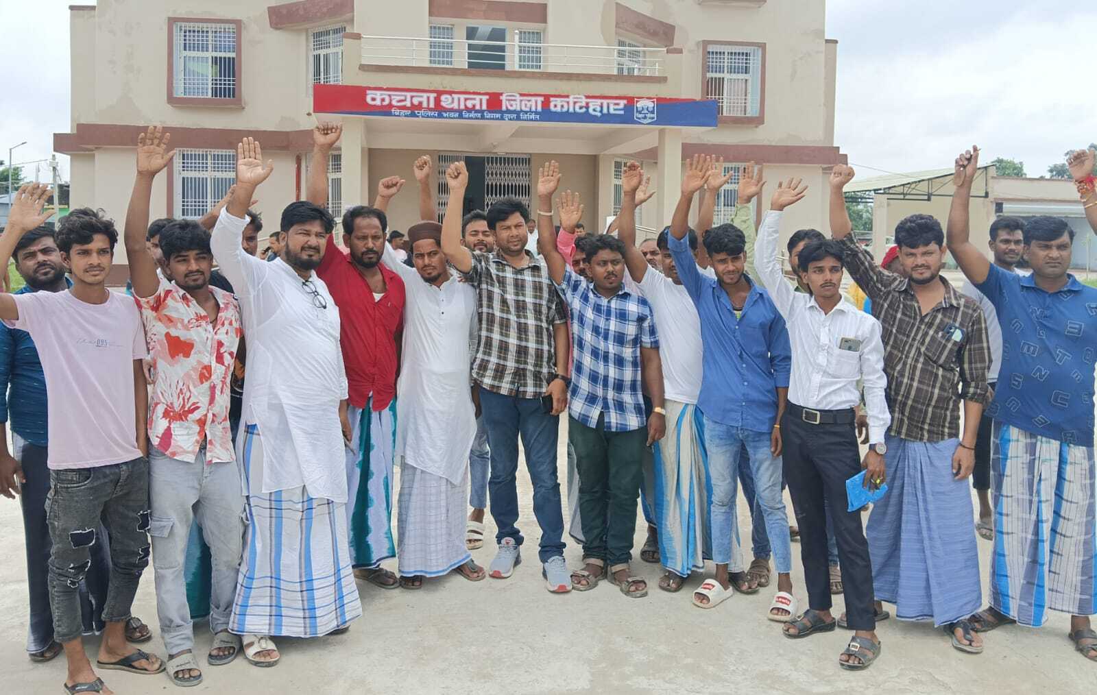 सिपाही ने दुकानदारों से अभद्रता व वसूली के खिलाफ कचना थाना ग्रामीणों ने घेरा