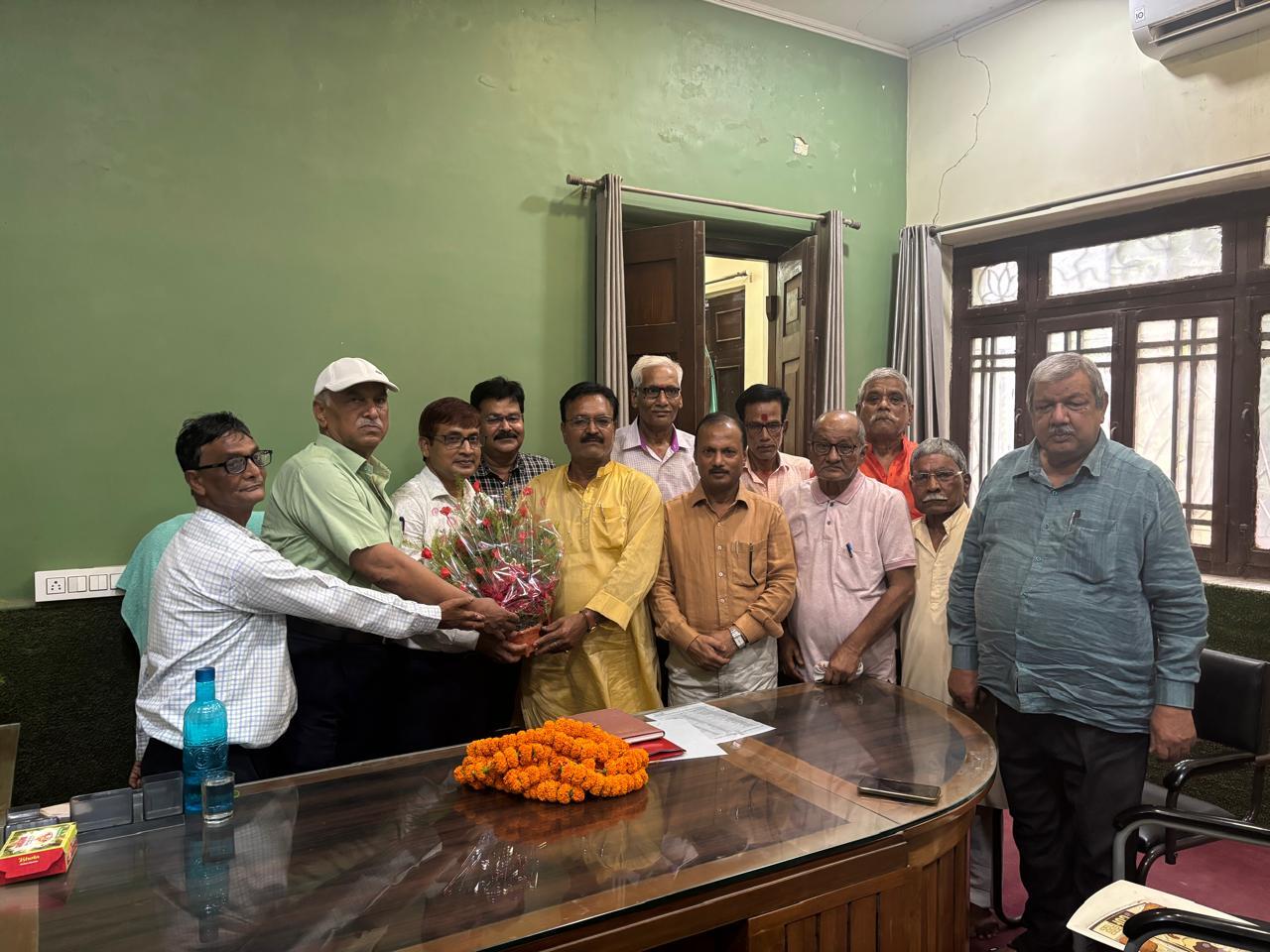 सेवानिवृत शिक्षक व कर्मचारियों ने डीएस कॉलेज के प्राचार्य को किया सम्मानित