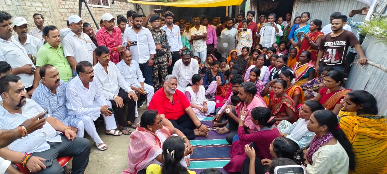 धर्मांतरण का आरोप लगाकर मारपीट मामले में पीड़ितों से मिले सांसद