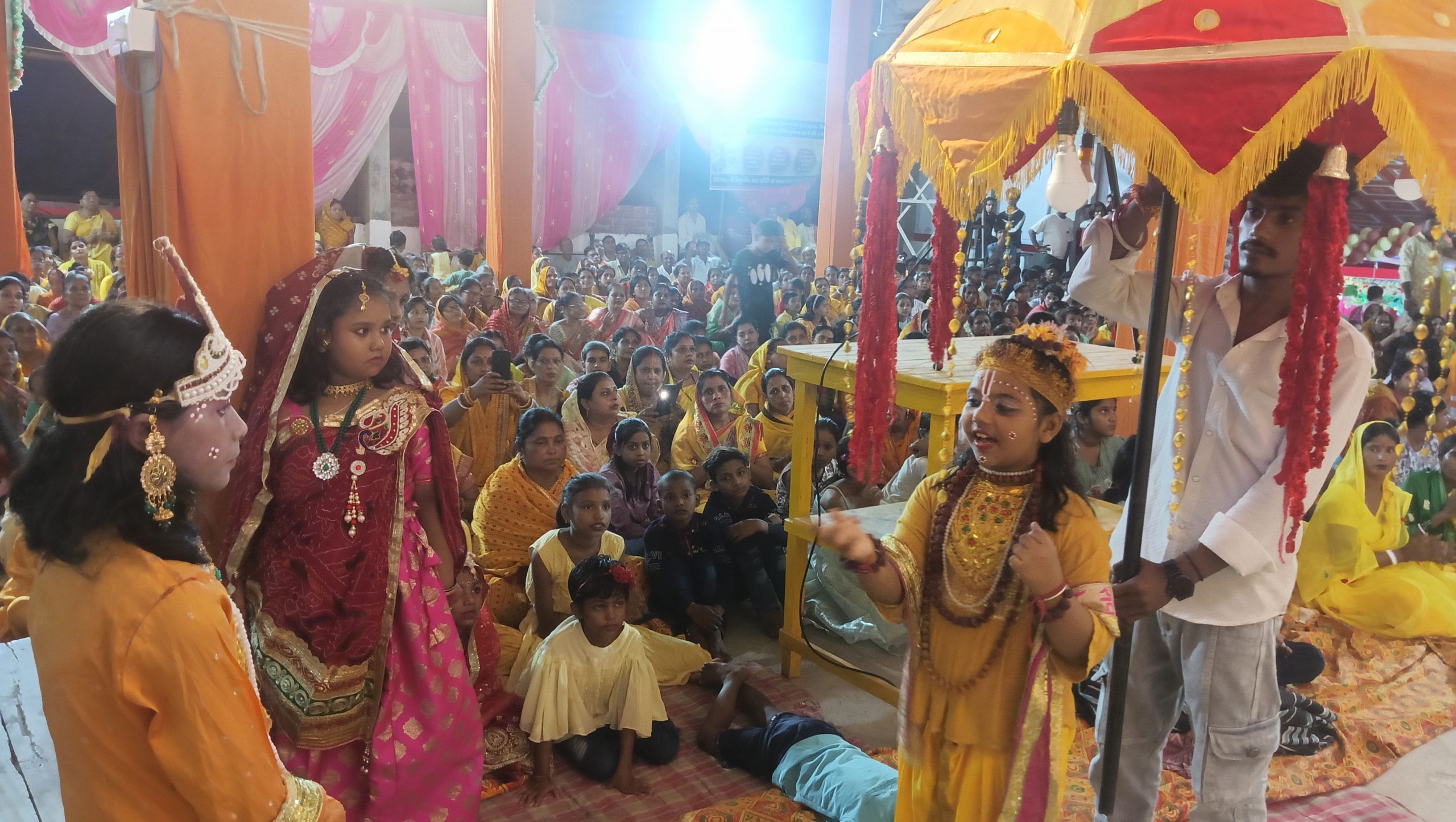 भगवान श्रीकृष्ण के जन्म पर मनाया उत्सव, झूम उठे श्रद्धालु