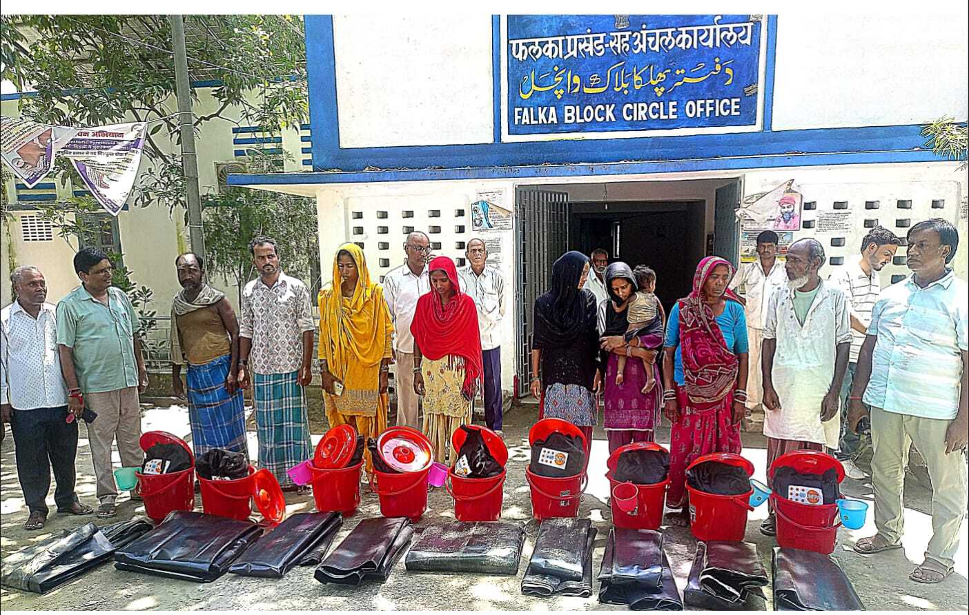 आपदा राहत योजना,अग्नि पीड़ित परिवारों को मिला 12-12 हजार का चेक