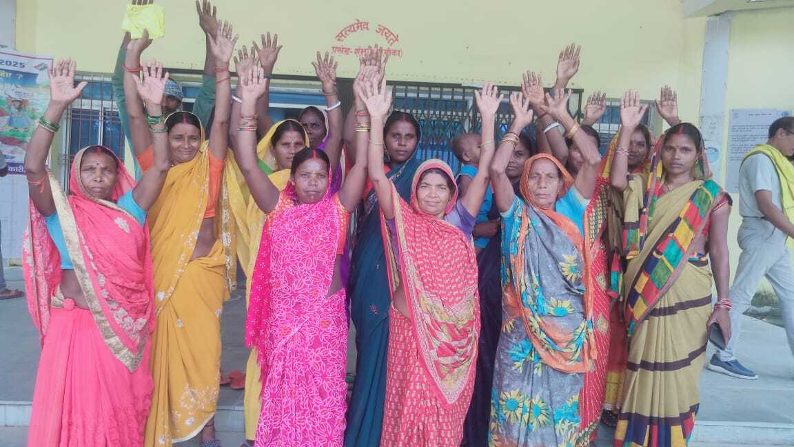 रास्ते की मांग को लेकर महिलाओं ने प्रखंड मुख्यालय में किया प्रदर्शन