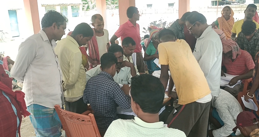 रौतारा में जमाबंदी प्रति वितरण शिविर में लोगों में आक्रोश