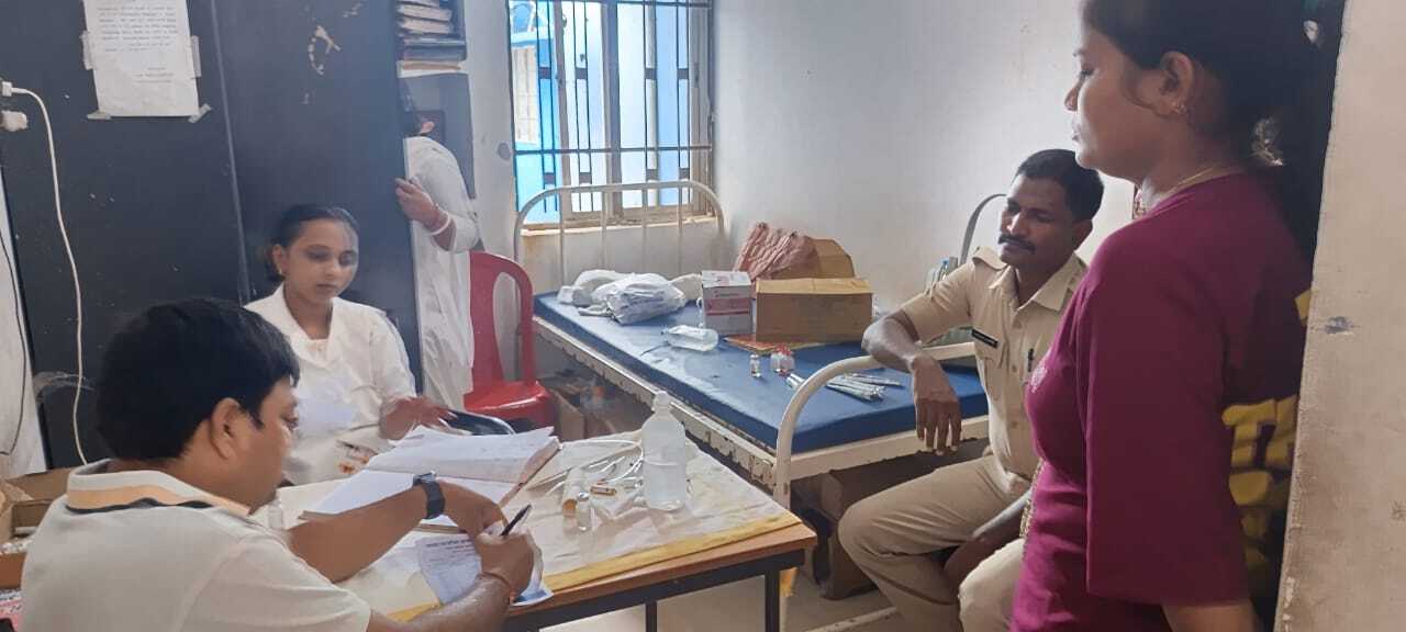 पुलिस टीम पर बदमाशों ने किया हमला, चार पुलिसकर्मी घायल, वाहन को भी किया क्षतिग्रस्त
