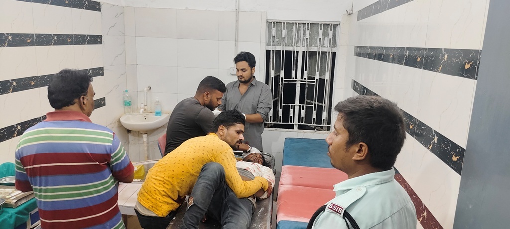 ट्रैक्टर की ठोकर से बाइक सवार युवक हुआ जख्मी, रेफर