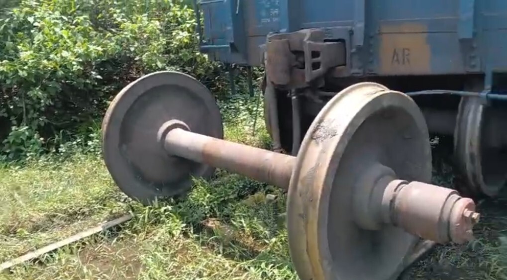 Giridih News: कोयला लदी मालगाड़ी के वैगन का चक्का खुला