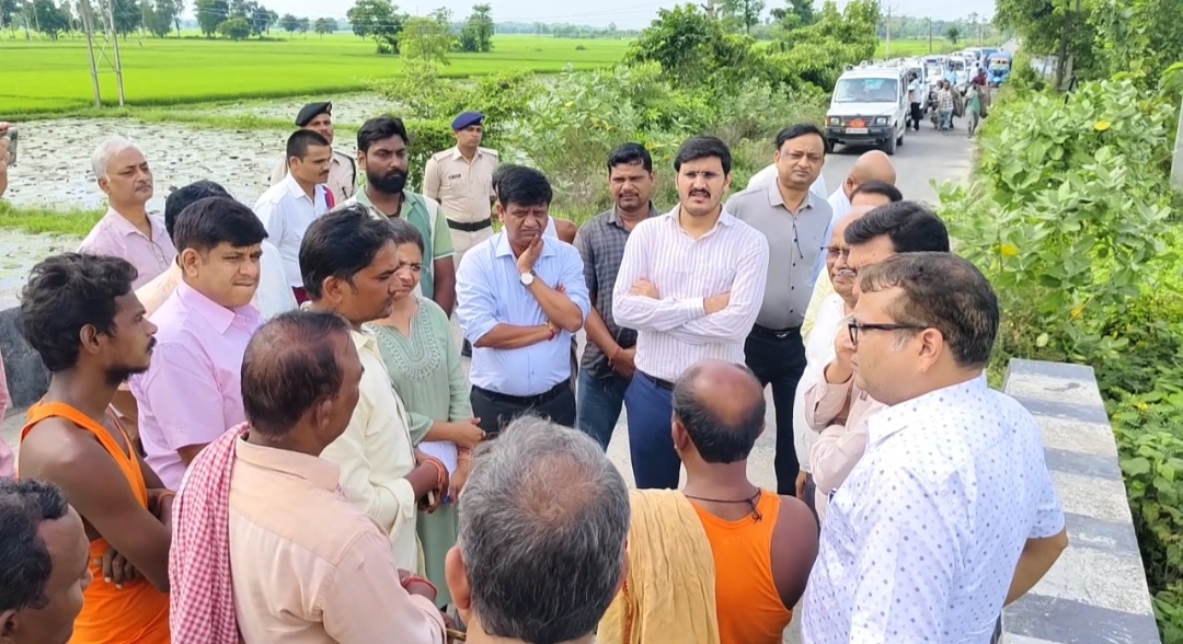 जिला पदाधिकारी ने मखाना की खेती व प्रोसेसिंग स्थल का किया निरीक्षण