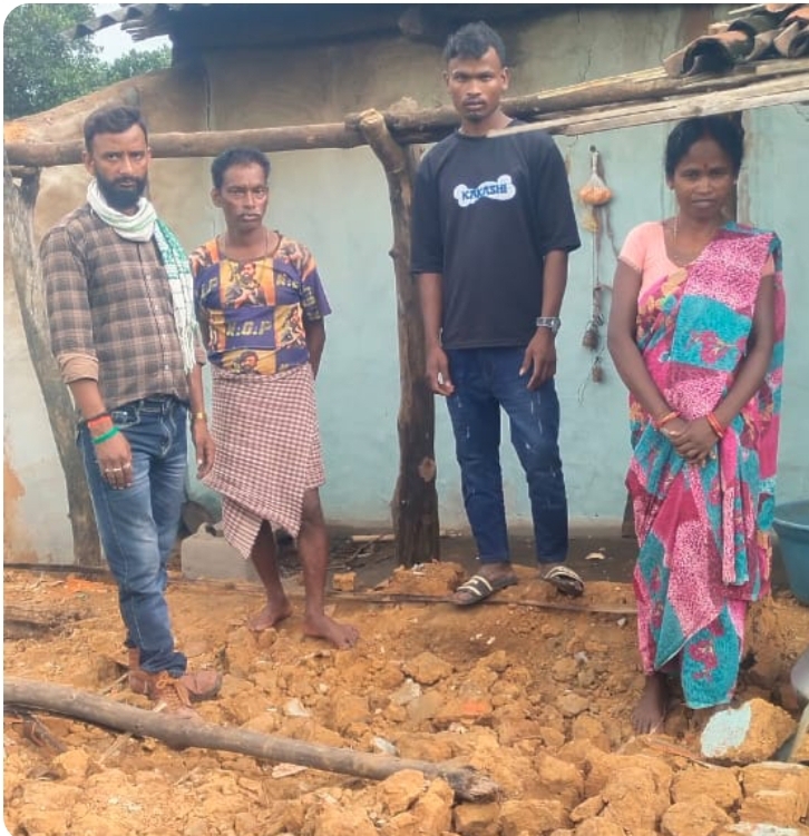 Giridih News: बारिश में गिरा मकान, महिला हुई बेघर