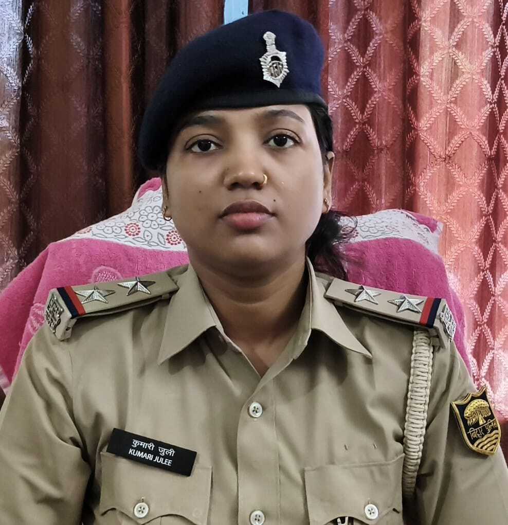 सालमारी थाना अध्यक्ष बनीं कुमारी जुली, लिया पदभार