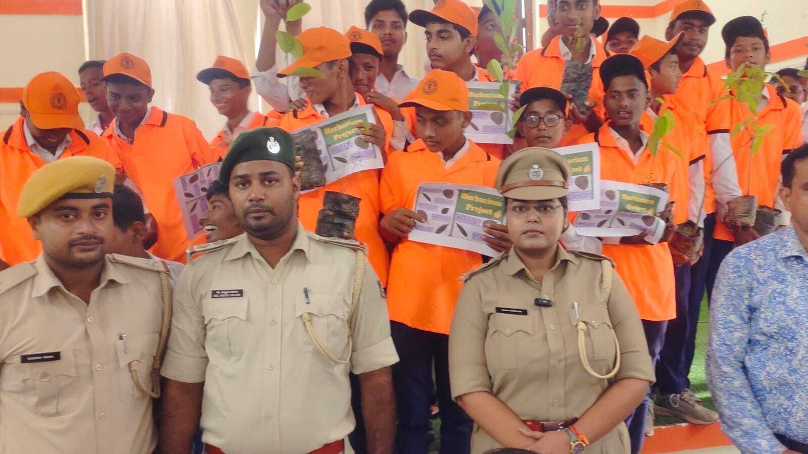 स्कूली बच्चों के बीच किया गया पौधे का वितरण