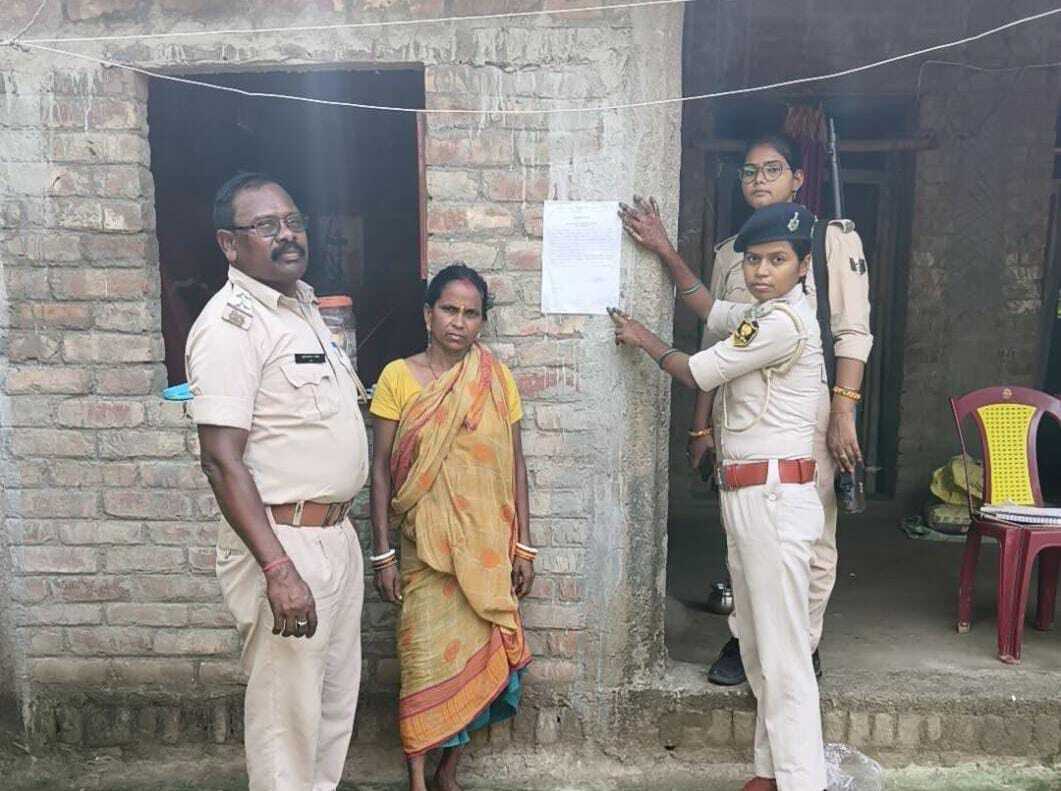 पोक्सो एक्ट के आरोपित के घर पुलिस ने इश्तिहार चस्पाया