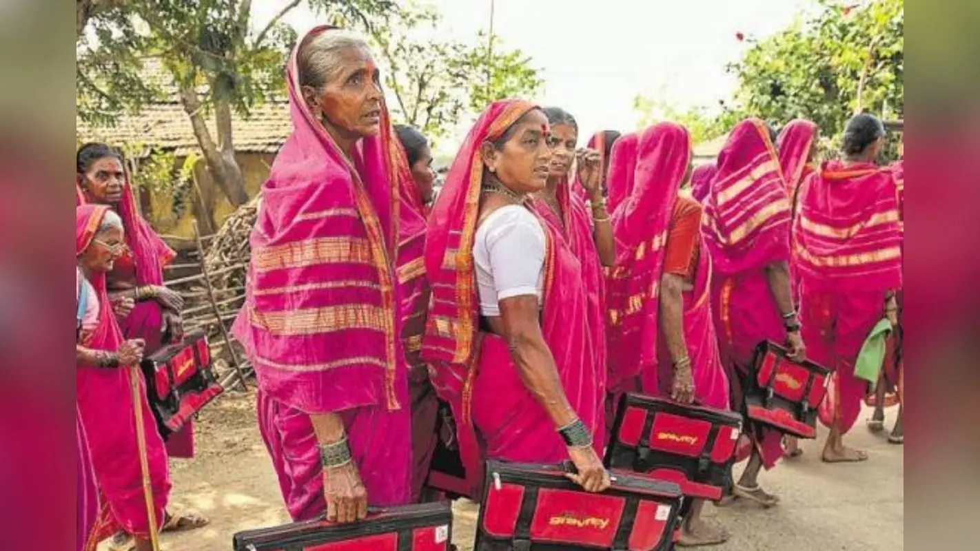 गुलाबी साड़ी, कंधे पर बस्ता! बुजुर्ग महिलाएं फिर बनीं स्कूल की छात्राएं