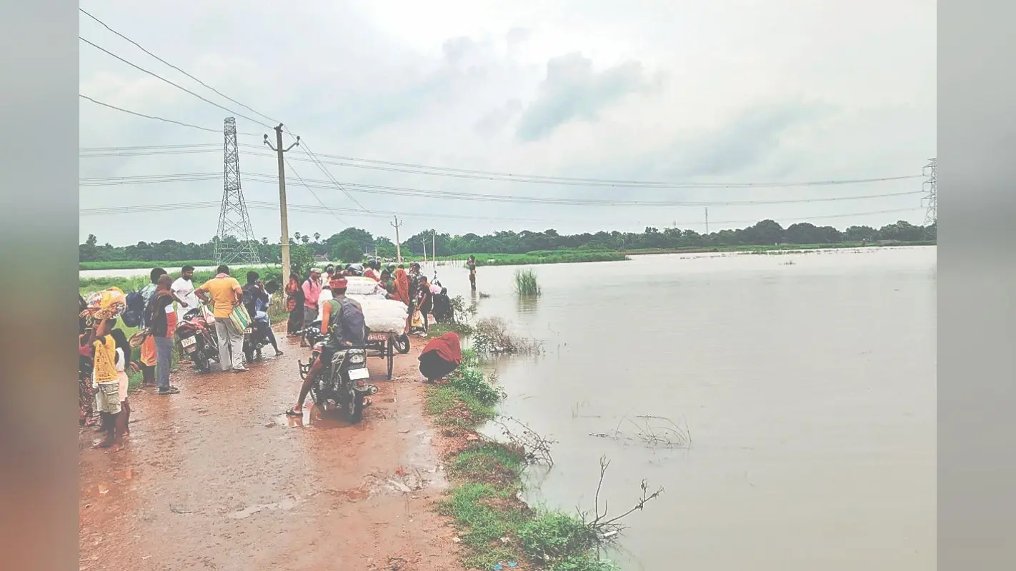 Bihar Flood Video: टापू बन गए बेगूसराय के ये गांव, मेन रोड को भी बाढ़ के पानी ने घेरा…