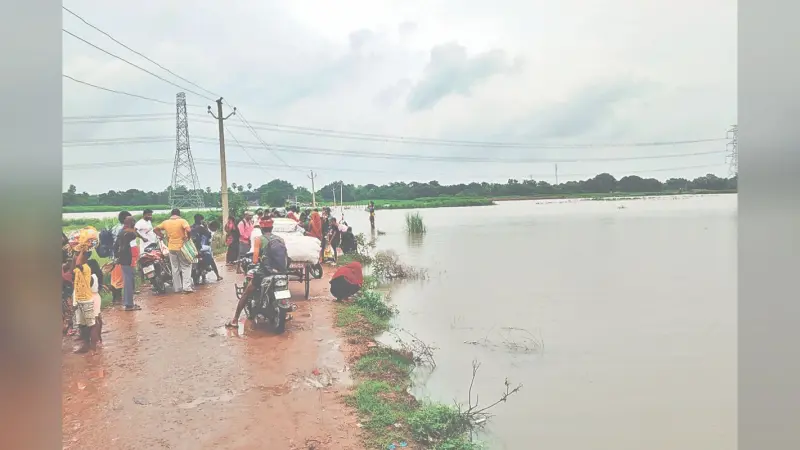 Bihar Flood Video: टापू बन गए बेगूसराय के ये गांव, मेन रोड को भी बाढ़ के पानी ने घेरा…