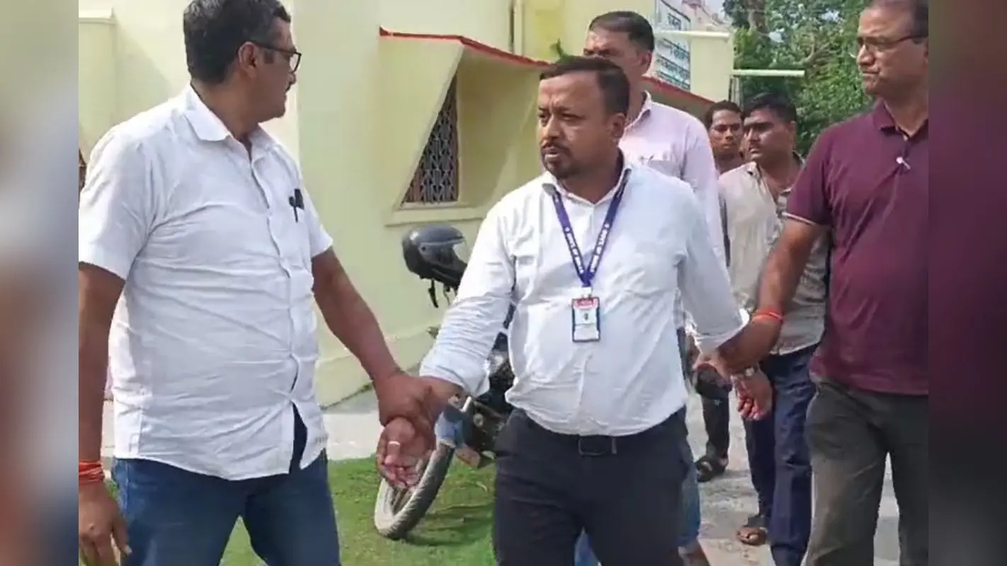 बिहार में एक और घूसखोर अफसर गिरफ्तार, निगरानी ने बेतिया में जिला मत्स्य पदाधिकारी को रिश्वत लेते पकड़ा