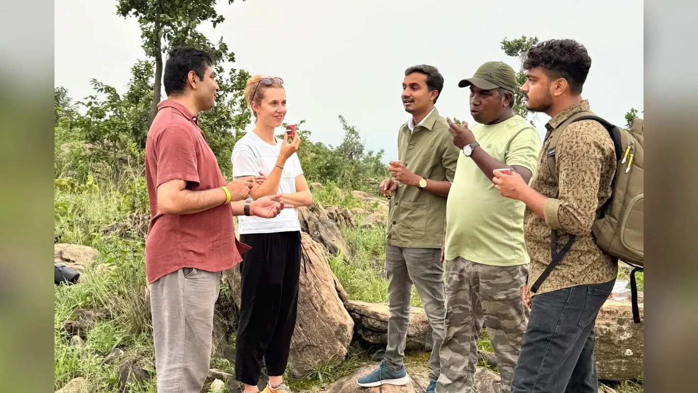 लंदन की पर्यावरणविद एला विट्स ने झारखंड के बर्डमैन पन्नालाल के साथ की बर्डवॉचिंग