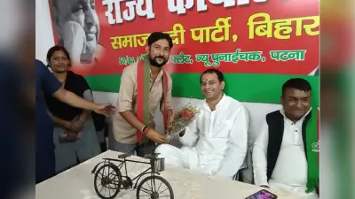 एक घंटे की मुलाकात, बंद कमरे में बात…समाजवादी पार्टी के दफ्तर अचानक पहुंचे तेज प्रताप यादव